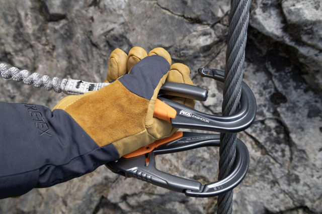 klettersteigset gebruik met dikke handschoenen